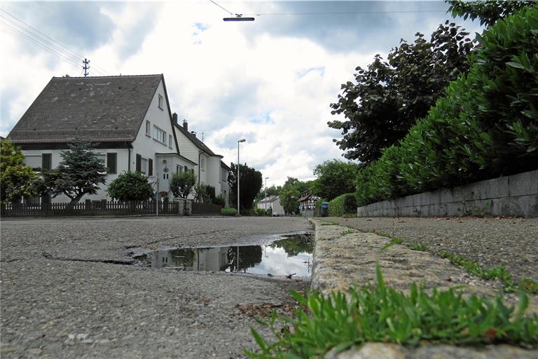 Die Karlstraße verläuft parallel zur Bahnhofstraße und soll deshalb weiterhin als Ausweichroute dienen. Seit Langem möchten Stadtverwaltung und Gemeinderat die Sanierung angehen, nun startet die konkrete Planung. Foto: C. Schick