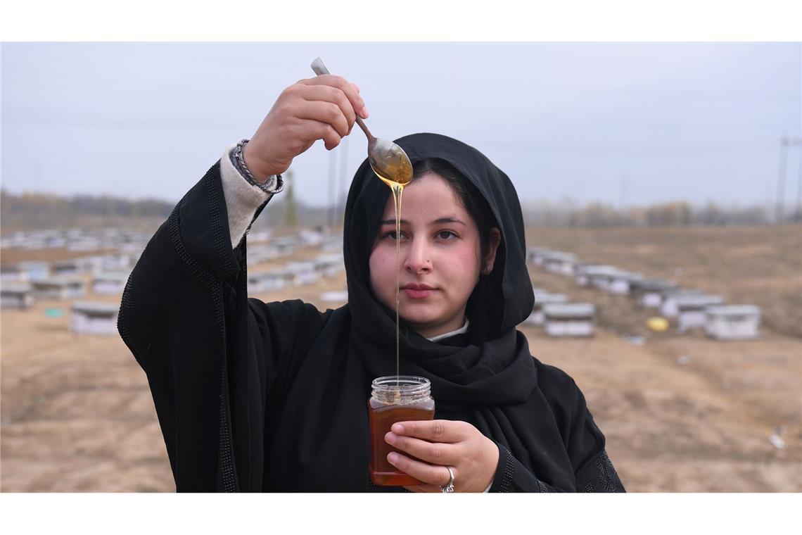 Bilder des Tages Die kaschmirische Imkerin Sania Zehra zeigt Honig auf einer Farm in Pampore.