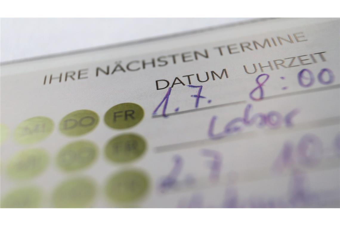 Kassen warnen vor riskanten Hüft- und Kniespritzen Die Kassen wollen Selbstzahlerleistungen beim Arzt eindämmen. (Archivbild)