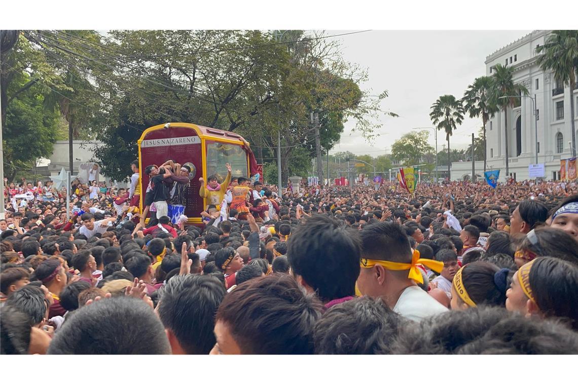 Barfuß durch Manila: Millionen Katholiken huldigen Statue Die Katholiken auf den Philippinen sagen dem Schwarzen Nazarener heilende Kräfte nach. (Foto aktuell)