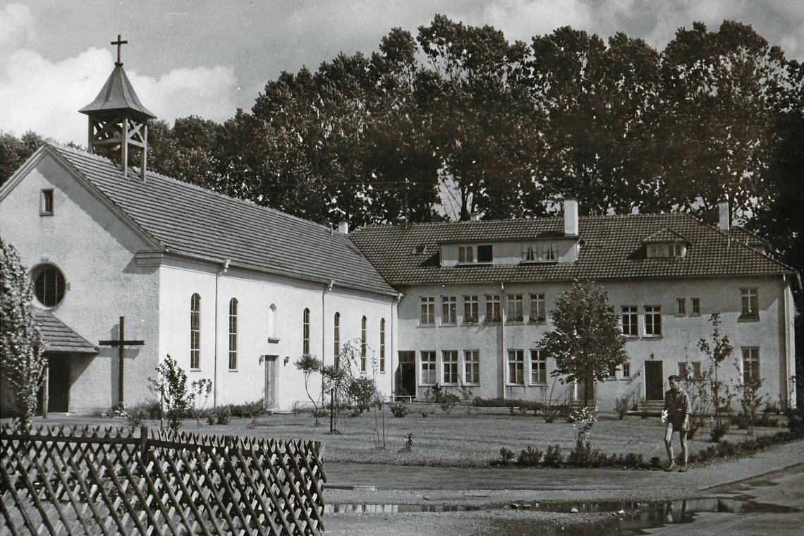 Religion als Anker und Ausgangspunkt Die Katholiken, die nach dem Krieg in der Walterichstadt eine neue Heimat fanden, konnten zunächst in einem überschaubaren Gebetssaal, dann in der Walterichskirche ihre Gottesdienste feiern. Mit der Zeit bauten sie eine eigene Kirche, die später durch den modernen Kirchenbau abgelöst worden ist, und das katholische Gemeindezentrum St. Maria (Foto) auf. Foto: MZ-Archiv/Digitalisierung: A. Kozlik