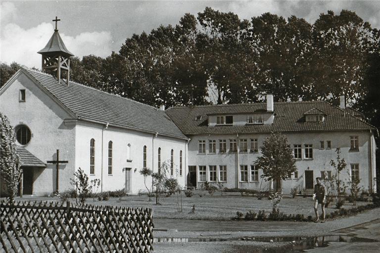 Die Katholiken, die nach dem Krieg in der Walterichstadt eine neue Heimat fanden, konnten zunächst in einem überschaubaren Gebetssaal, dann in der Walterichskirche ihre Gottesdienste feiern. Mit der Zeit bauten sie eine eigene Kirche, die später durch den modernen Kirchenbau abgelöst worden ist, und das katholische Gemeindezentrum St. Maria (Foto) auf. Foto: MZ-Archiv/Digitalisierung: A. Kozlik