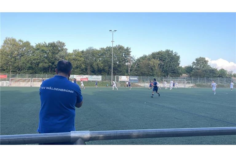 Die Kicker des Aufsteigers TSVW Esslingen um Trainer Hamdi Dagdelen (vorn) verspielen eine 4:1‑Führung bei der TSG Esslingen. 