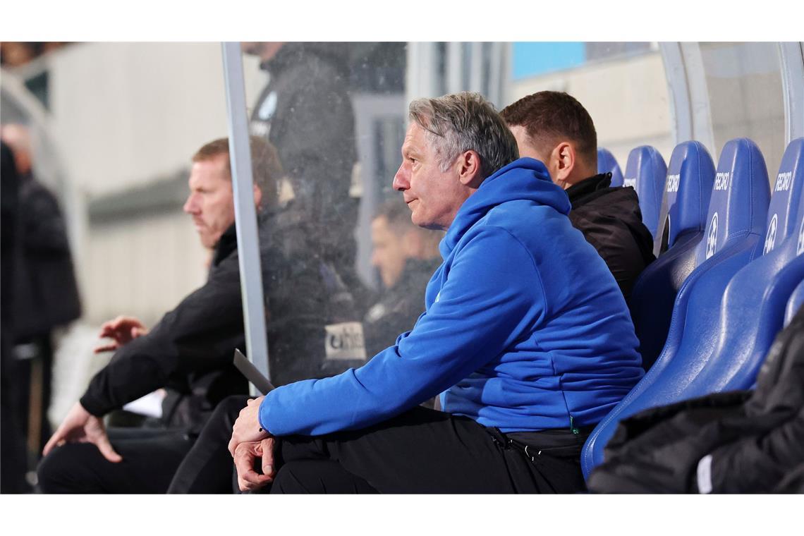 Wildes Derby – dreimal Rot, aber kein Sieger Die Kickers-Bank mit Lutz Siebrecht.