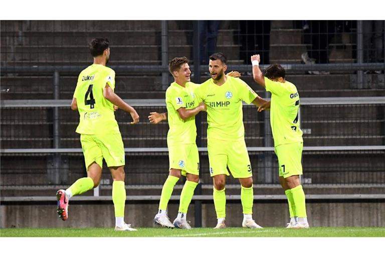 Die Kickers bejubeln das Tor von Dejan Bozic (2. v. re.) zum 1:0.