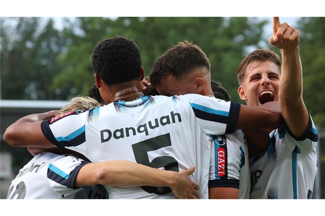 Die Blauen feiern souveränen Heimsieg Die Kickers haben gegen Freiburg wieder gejubelt.