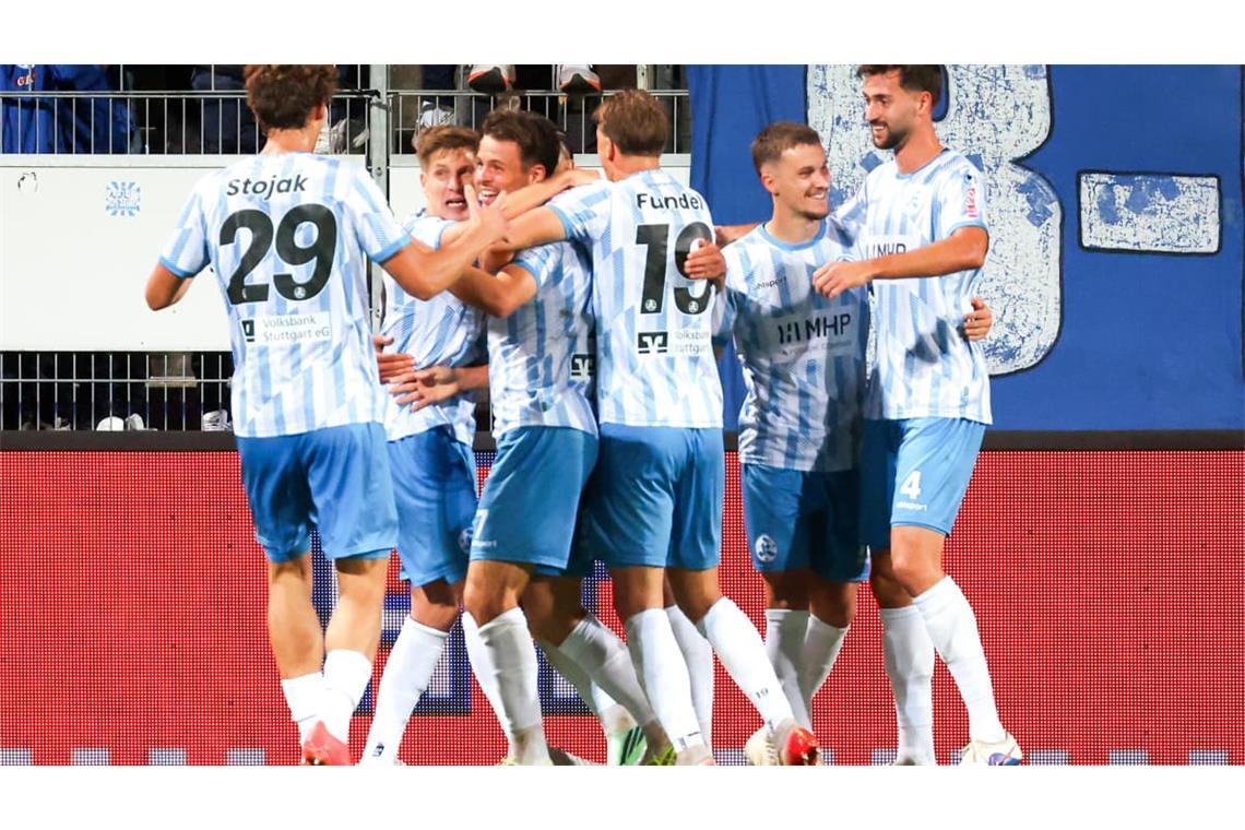 Die Kickers jubeln über das1:0.