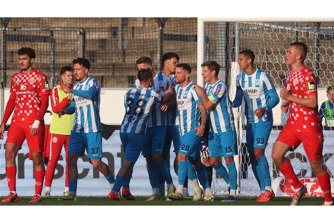 Das Motto der Blauen: Hauptsache gewonnen Die Kickers-Spieler bejubeln das Tor, das den „dreckigen“ Heimsieg perfekt machte.