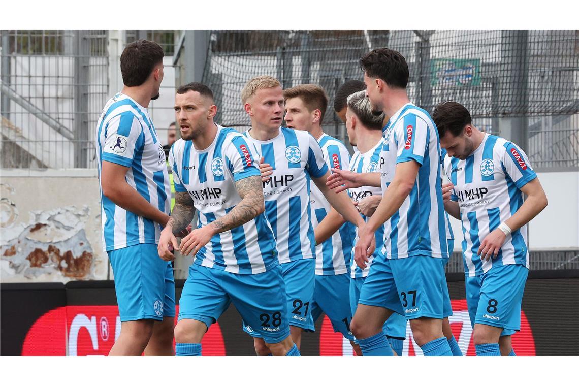 Hausaufgaben gemacht, Rückstand verkürzt Die Kickers-Spieler hatten gegen Gießen Grund zu jubeln.