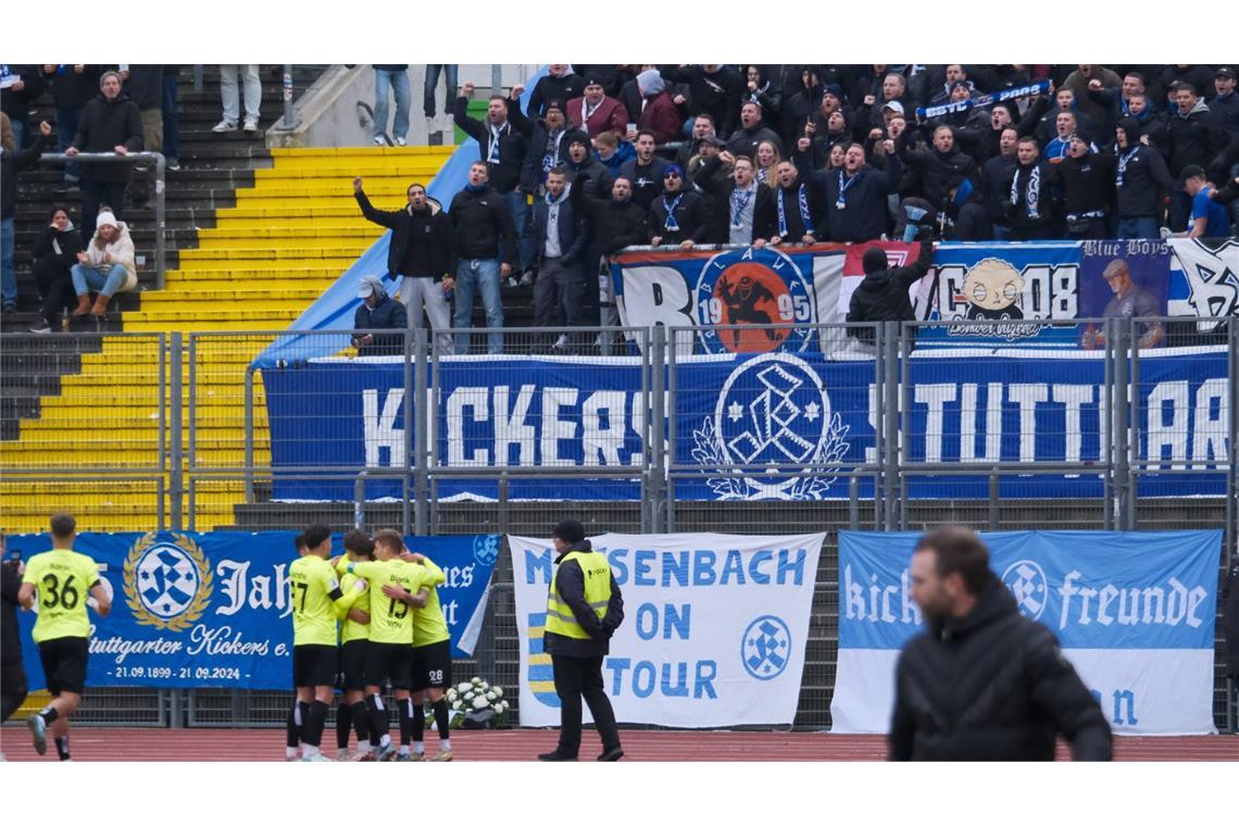 Souveräne Blaue feiern erstmals zweiten Sieg in Serie Die Kickers-Spieler jubeln vor ihren mitgereisten Fans im Kasseler Auestadion.