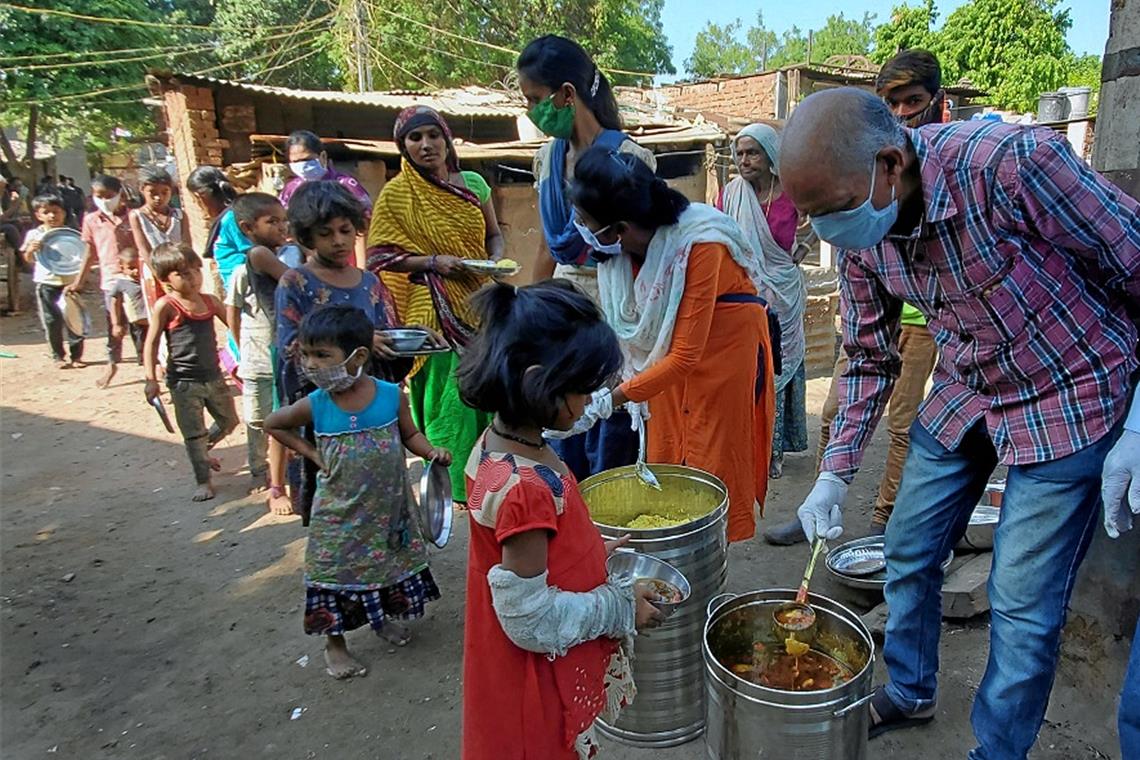 Die Kinder der Schule in Anand bekommen dank des Vereins Khadigram trotz der Coronakrise täglich etwas zu essen. Foto: privat
