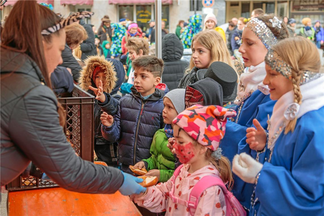 Die Kinder holen sich am Rathaus Brezeln und Fasnetsküchle ab. Fotos: Stefan Bossow