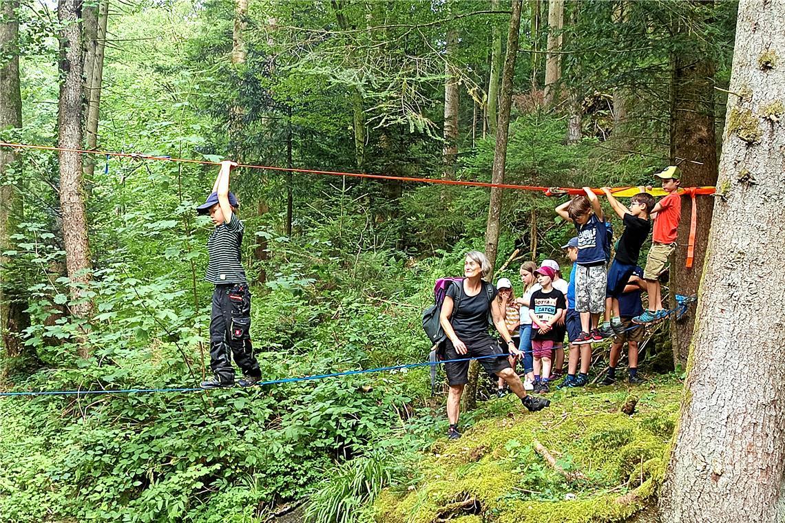Auf Slacklines seiltänzerisch über die Murr Die Kinder nehmen ihren Weg auf dem gespannten Seil über den Fluss. Manchen macht das so viel Spaß, dass sie die Überquerung mehrmals in Angriff nehmen. Foto: Gesangverein Westermurr