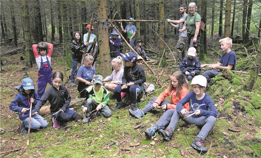 Die Kinder sind eifrig bei der Arbeit und Ruth Bohn hat alles genau im Blick, unterstützt wird sie von ihrem Neffen Sven Bohlmann. Foto: E. Klaper