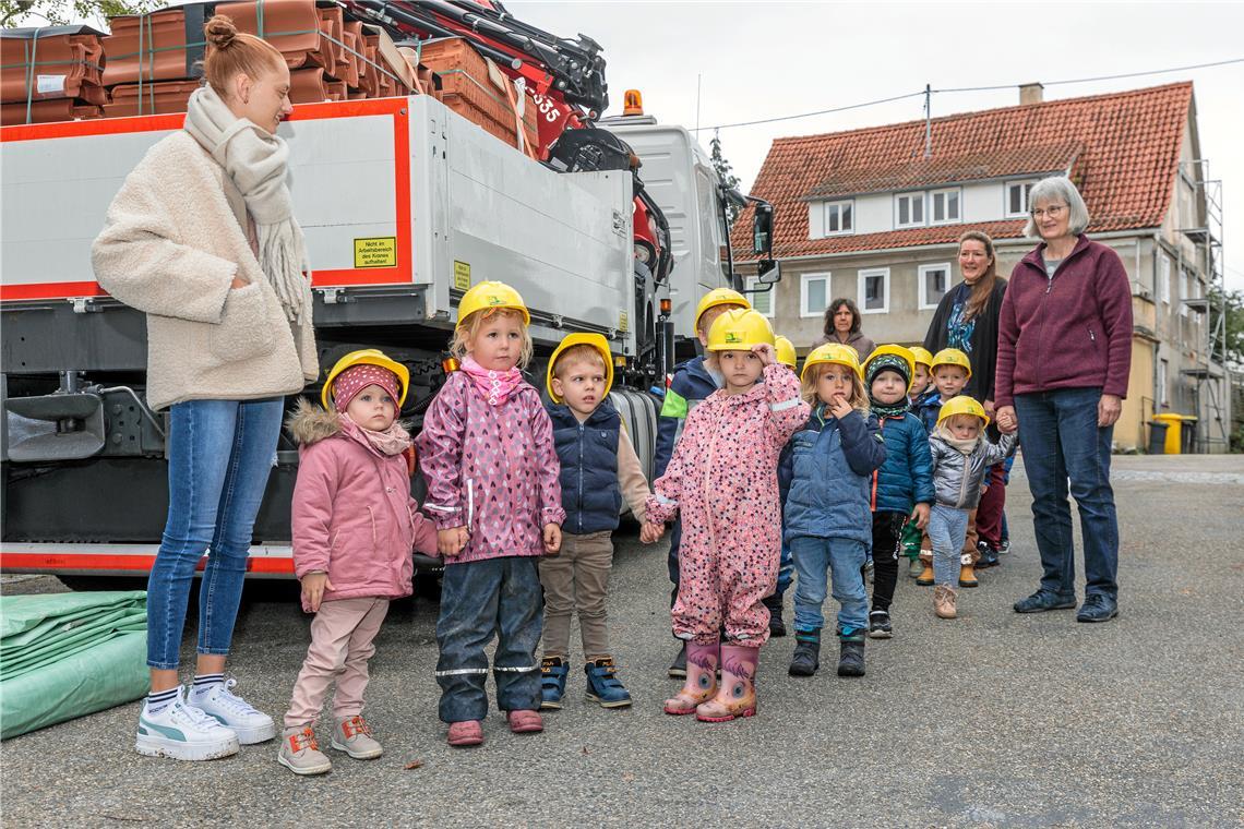 Kleine Leute auf Baustelleninspektion Die Kinder treffen mit ihren Erzieherinnen (von links) Lena Weigel, Eveline Spazierer, Bettina Wohlfarth und Sabine Macheleidt ein.
