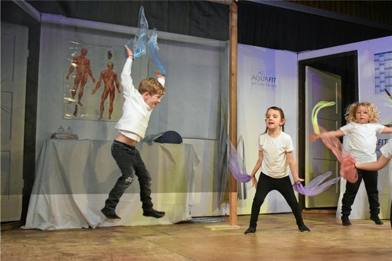 Die Kinderturnengruppe führte einen Showtanz mit bunten Chiffontüchern und verschiedenen Bewegungselementen auf. Fotos: Elisabeth Klaper