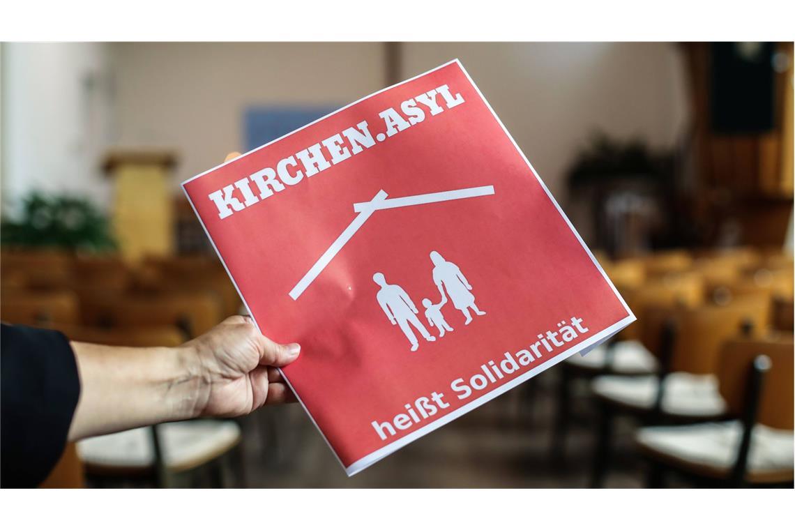 Kirchenasyl: Was ist das eigentlich? Die Kirchen in Deutschland gewähren Flüchtlingen Zuflucht, deren Leib und Leben durch eine Abschiebung bedroht wäre oder die nicht hinnehmbare soziale und psychische Härten ertragen müssten.