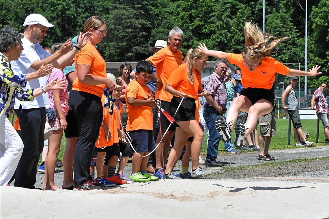 Kirchenkirnberger machen weite Sprünge Die Kirchenkirnberger Nachwuchsleichtathleten haben die neue Weitsprunganlage gleich getestet. Foto: Tobias Sellmaier