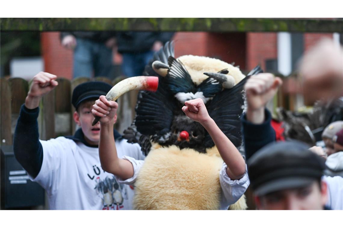 Klaasohm ohne Prügel? Borkumer feiern umstrittenen Brauch Die Klaasohms tragen traditionell Masken, Schafsfelle und Vogelfedern.