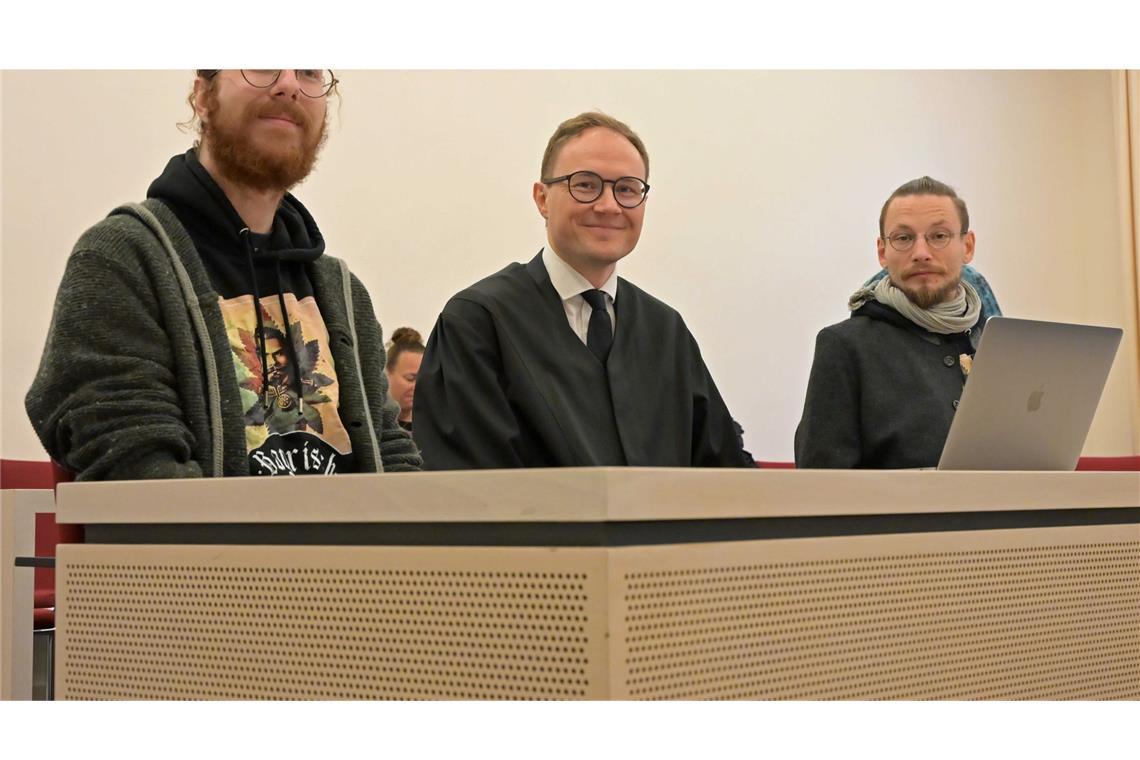 Die Kläger und ihr Anwalt vor dem Verwaltungsgerichtshof.