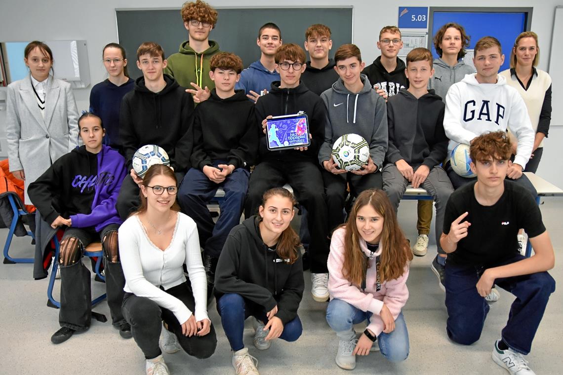 WM-Tippspiel: Zehntklässler sehen Brasilien als Topfavorit Die Klasse 10d des Tausgymnasiums macht beim WM-Tippspiel mit. Hintere Reihe von links: Maya Zwickl, Franca Rist, Valentin Clemens, Vincent Hirzel, Nikolaos Fitsios, Raphael Unger, Ari Sattler, Klassenlehrerin Maja Stutz. Mittlere Reihe: Anna Lea Bresgott Huertas, Henri Hannemann, Felix Reiter, Tiago De Sousa Oliveira, Marcel Grummet, Daniel Scaal, Kolos Szabó. Vordere Reihe: Vanessa Zengerling, Ronja Holzwarth, Leonie Baumann, Jonas Rauscher. Es fehlen: Darja Stubert, Fernando Ferreira, Laura Komaromy, Neva Özkan. Foto: Tobias Sellmaier