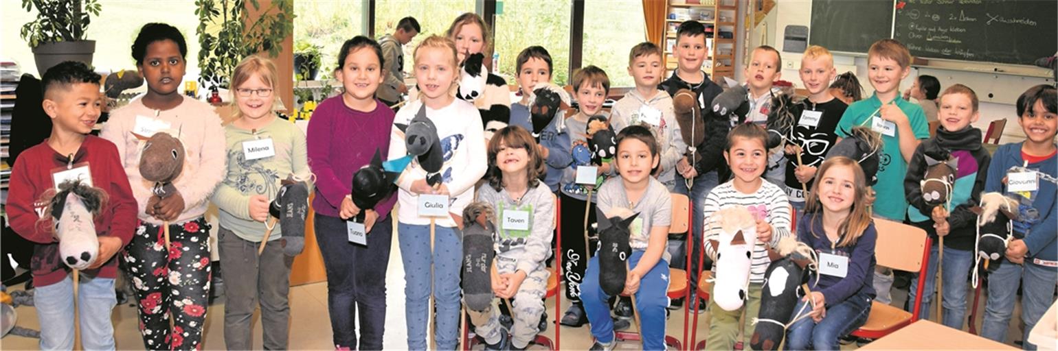 Die Klasse 1b gestaltete Steckenpferde.