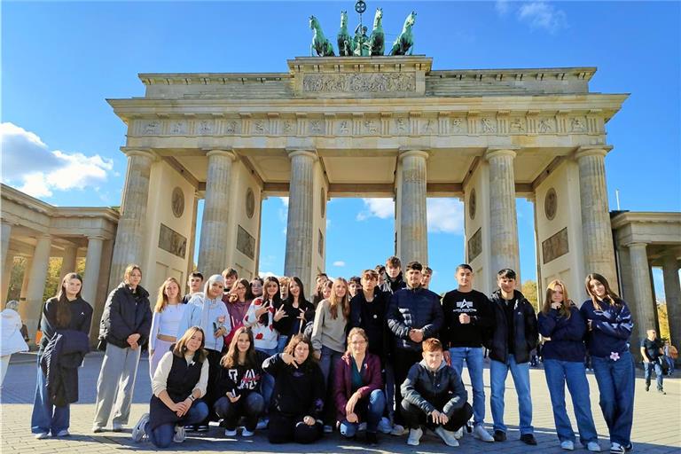 Die Klassen 9a und 9b mit ihrer Lehrerin Tina Sachsenmaier (Zweite von rechts vorne) vor dem Brandenburger Tor. Foto: Walterichschule Murrhardt