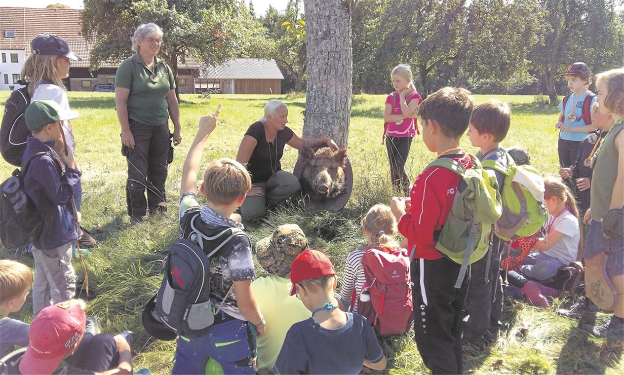 Abenteuerliches Jägerleben im Spielwald Die kleinen Jäger in Ausbildung sind wissbegierig und voll bei der Sache. Foto: privat
