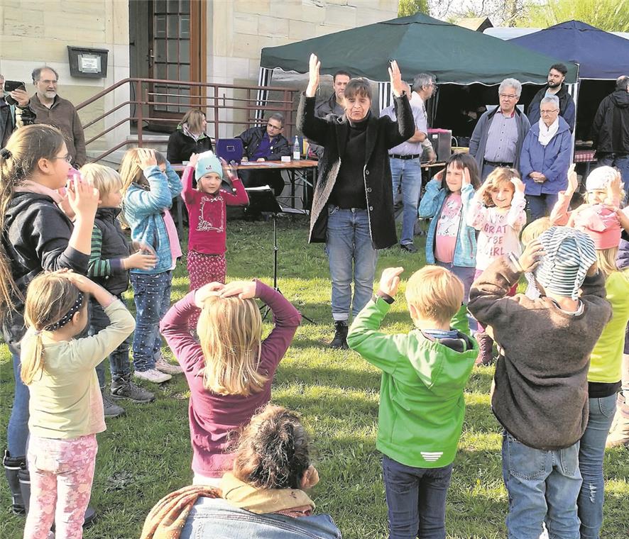 „Grusel,
Jazz & More“ Die Kleinsten bei den Graber Chören präsentieren ihre Lieder im Grünen. Foto: privat