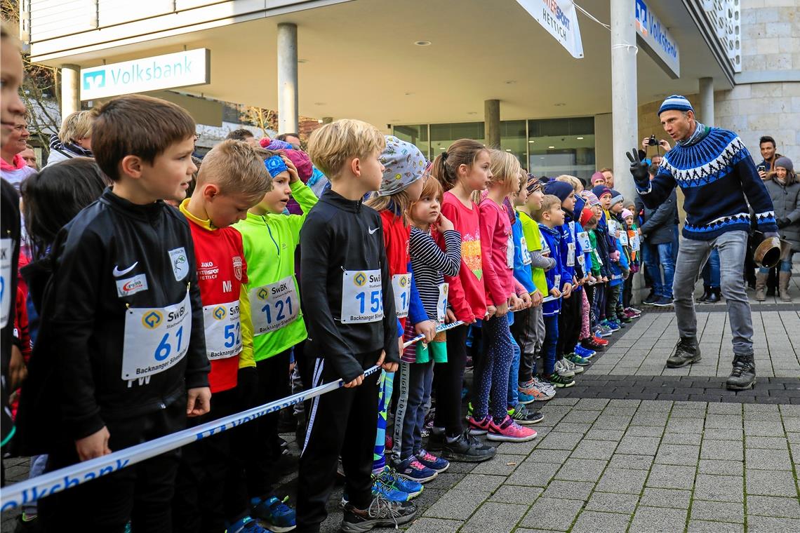 Backnanger Silvesterlauf: Von der Anziehungskraft nichts eingebüßt Die Kleinsten warten beim Bambinilauf aufs Startsignal von Silvesterlauf-Edelfan Jürgen Baumann. Für die beiden Kinder- und Jugendläufe gibt es über 410 Voranmeldungen.