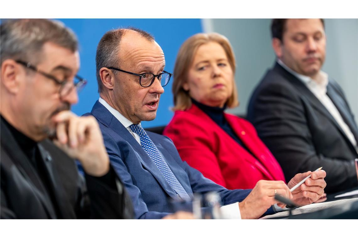 Die Koalitionsspitzen präsentieren nach nächtlichen Beratungen Ergebnisse.