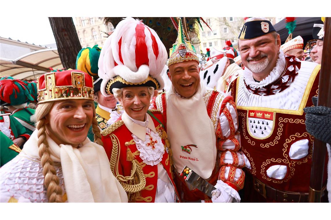 Straßenkarneval beginnt unter starkem Polizeischutz Die Kölner Oberbürgermeisterin Henriette Reker und das Dreigestirn lassen sich durch Anschlagsdrohungen nicht vom Feiern abschrecken.