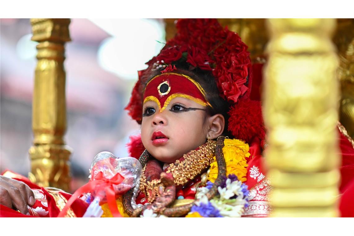 Die königliche lebende Göttin Kumari Arya Tara Shakya nimmt in Kathmandu, Nepal, am Chaite Dashain Fest teil.