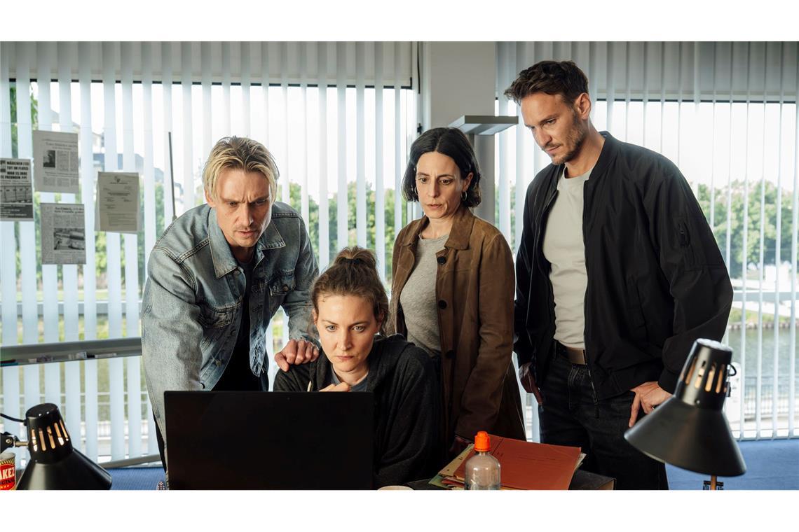 Die Kollegen von Pia Heinrich (Ines Marie Westernströer, 2.v.l.) haben genug damit zu tun, sich auf die besondere Atmosphäre im Dorf und ihre besonderen Bewohner einzulassen. (Handout)