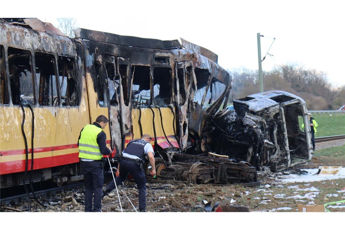 Stadtbahnfahrerin unter den Toten – Ermittlungen zur Katastrophe Die Kollision hat sich nach Angaben von Polizei und Feuerwehr an einem unbeschrankten Bahnübergang ereignet.
