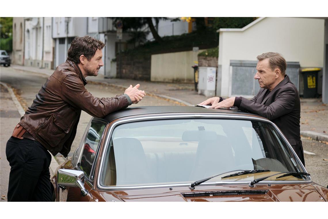 Die Kommissare Thorsten Lannert (Richy Müller; rechts) und Sebastian Bootz (Felix Klare) treffen in diesem Fall auf zwei Welten, die aufeinanderprallen.