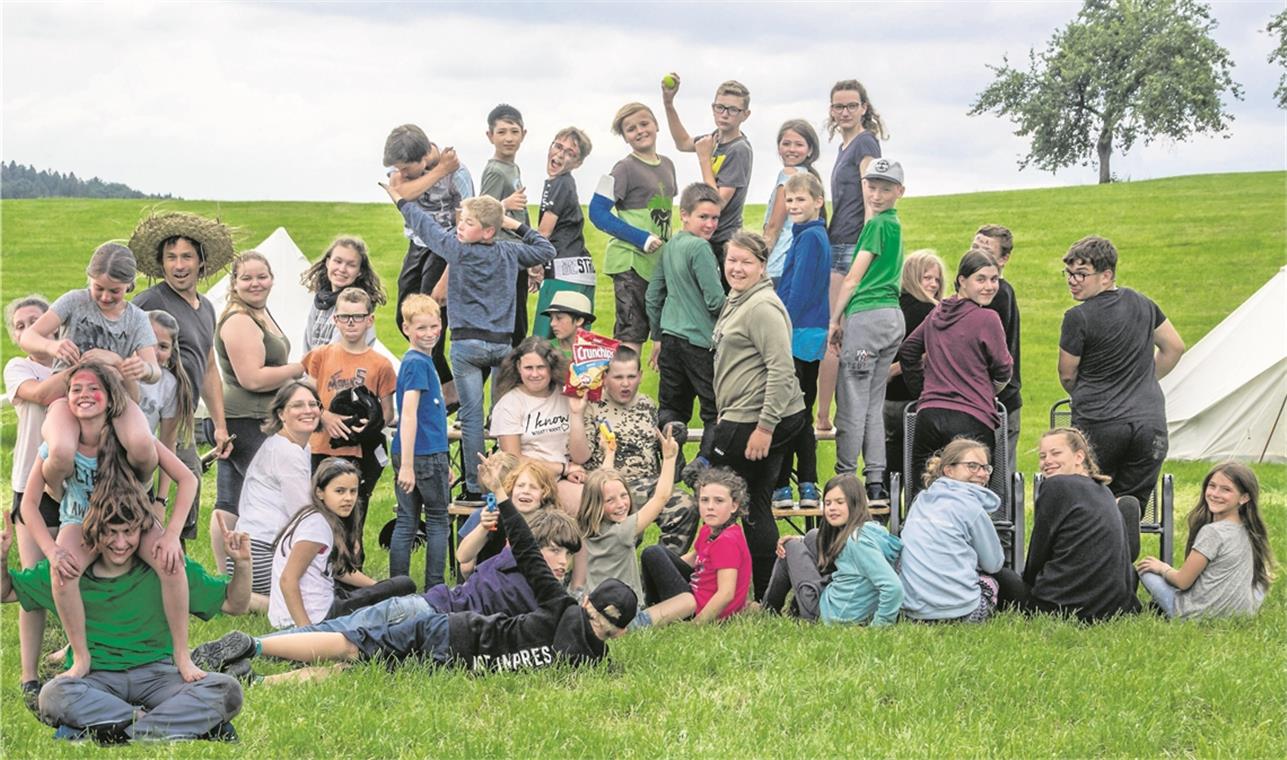 Die komplette, gut gelaunte Mannschaft: Betreuer sowie Mädchen und Jungen bei ihrem Zeltlagerplatz in Murrhardt-Steinberg. Foto: privat