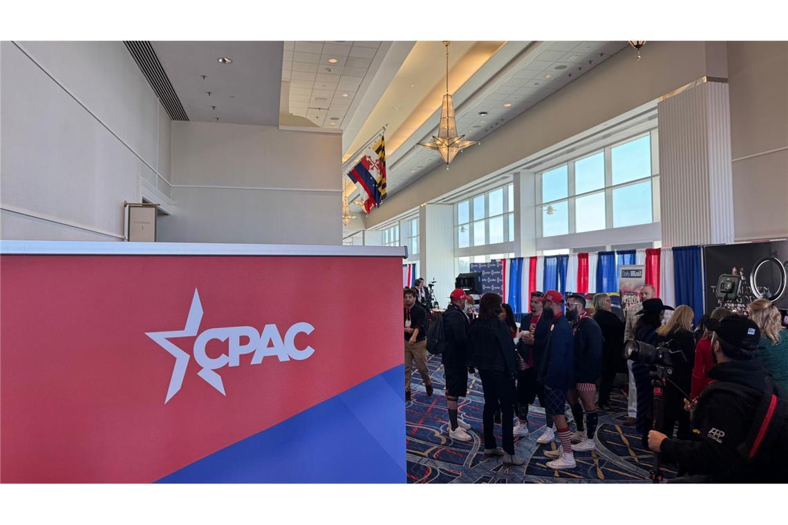 Trump-Fans machen Front gegen Selenskyj und Europa Die Konferenz findet in einem riesigen Veranstaltungskomplex nahe der US-Hauptstadt Washington statt.