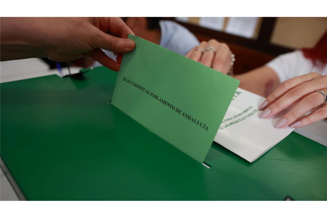 Die konservative Volkspartei PP hat bei der Regionalwahl in Andalusien ihre absolute Mehrheit verloren und ist in der bevölkerungsreichsten Region Spaniens künftig auf die rechtspopulistische Vox angewiesen.