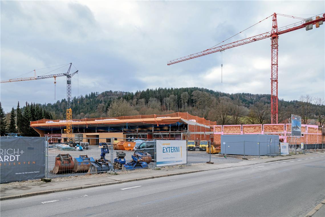 Der Rewe-Neubau soll im Herbst eröffnen Die Konturen des neuen Gebäudes zeichnen sich schon gut ab. Anders als früher ist es an den rechten Rand nahe des Süwag-Umspannwerks gerückt und die linke Seite des Areals ist für Auto- und Fahrradstellplätze reserviert. Fotos: Stefan Bossow