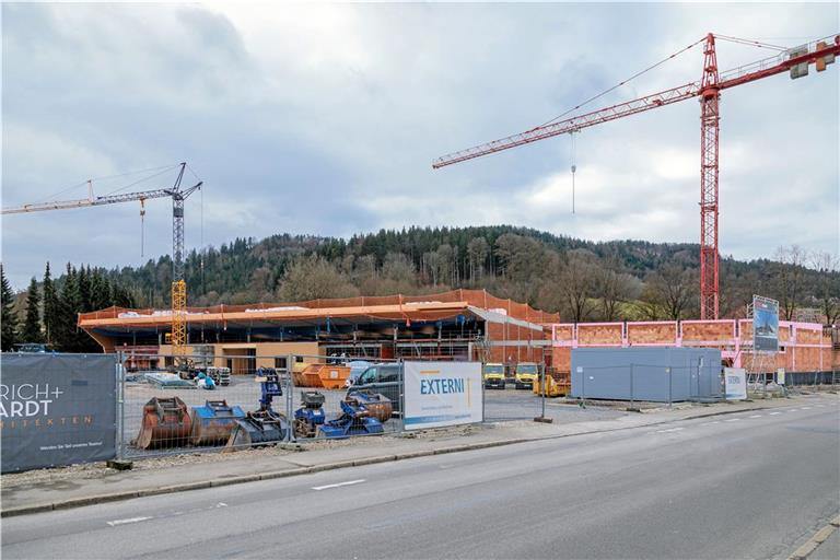 Die Konturen des neuen Gebäudes zeichnen sich schon gut ab. Anders als früher ist es an den rechten Rand nahe des Süwag-Umspannwerks gerückt und die linke Seite des Areals ist für Auto- und Fahrradstellplätze reserviert. Fotos: Stefan Bossow