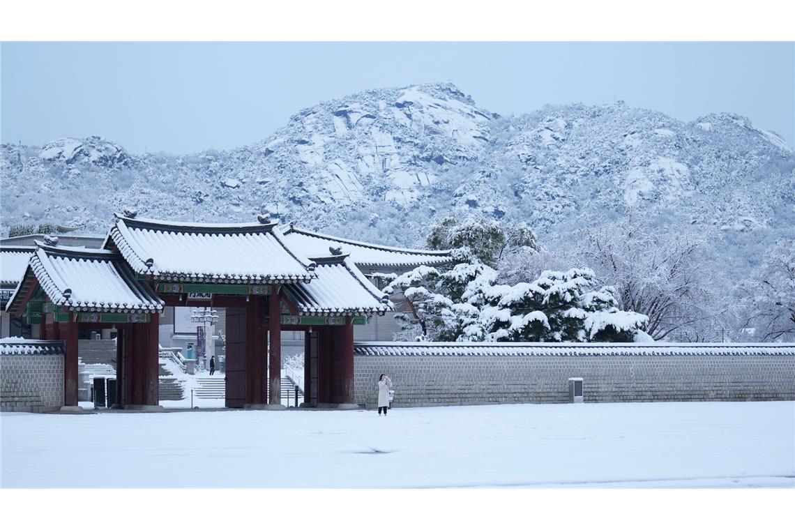 Rekord-Schneesturm in Seoul legt Flugverkehr lahm Die koreanische Wetterbehörde erwartet, dass die Schnee- und Regenfälle noch bis Donnerstagmittag Ortszeit anhalten werden.