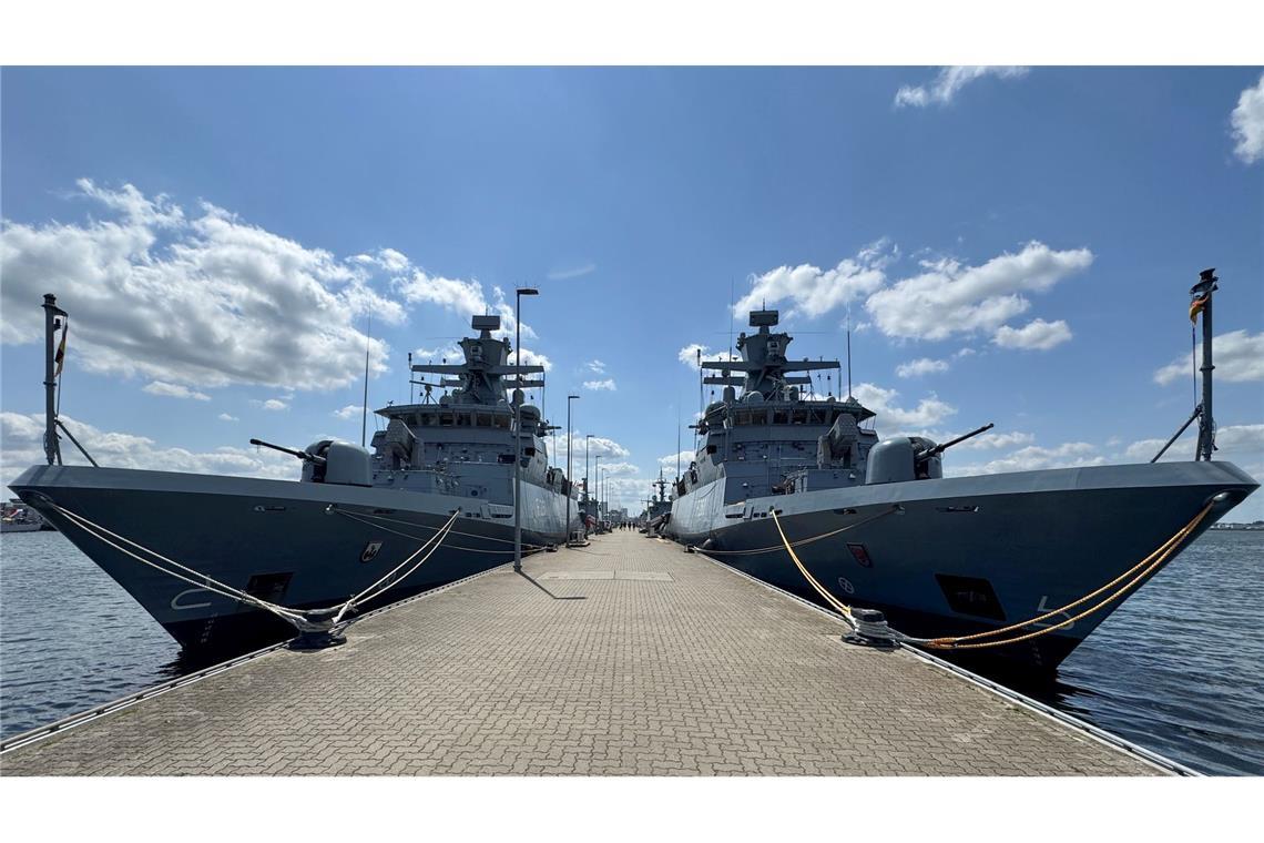 Bilder des Tages Die Korvetten "Magdeburg" (l-r) und "Braunschweig" liegen am Kai des Marinestützpunktes Hohe Düne in Warnemünde startklar zum Großmanöver Baltops in der Ostsee, das am Donnerstag beginnt und bis zum 20. Juni dauert.