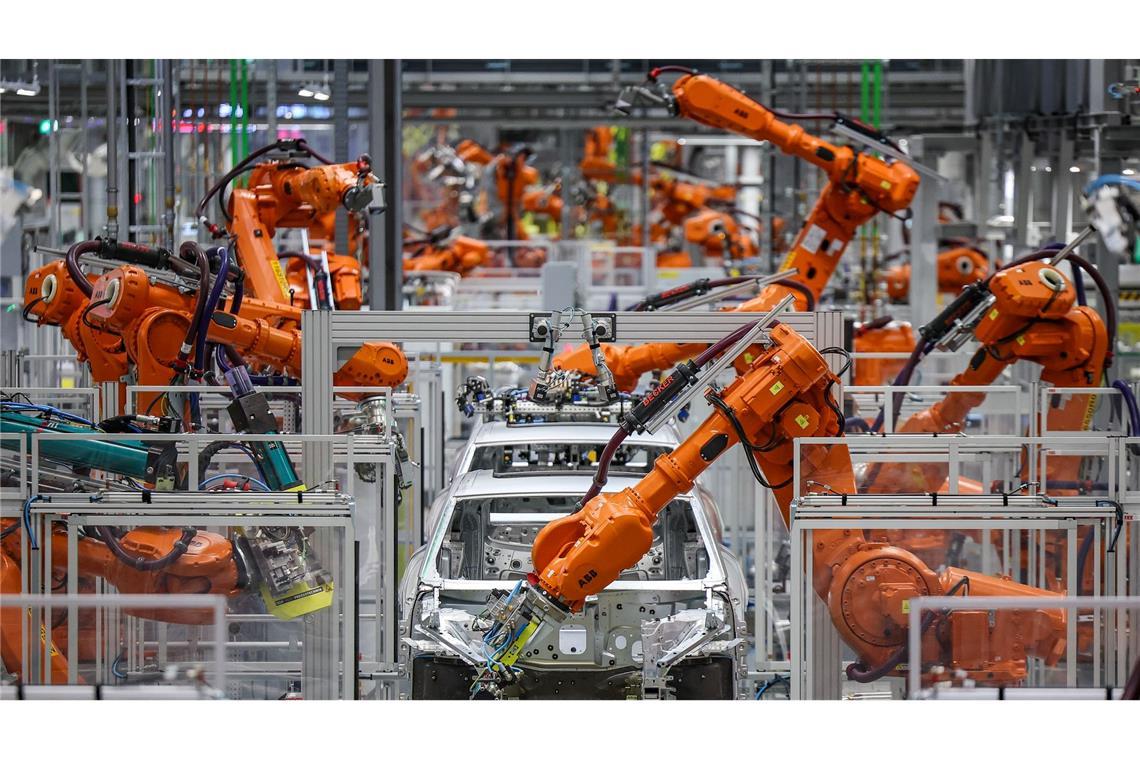 "Rabenschwarzes Quartal" für deutsche Autohersteller Die Kosten der Autokonzerne in Deutschland sind einem EY-Experten zufolge zu hoch, die Apparate zu schwerfällig. (Symboldbild)