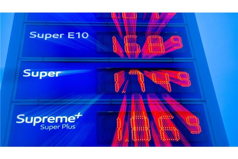 Die Kosten für Sprit an den Tankstellen lagen im Januar deutlich über den Dezemberpreisen.