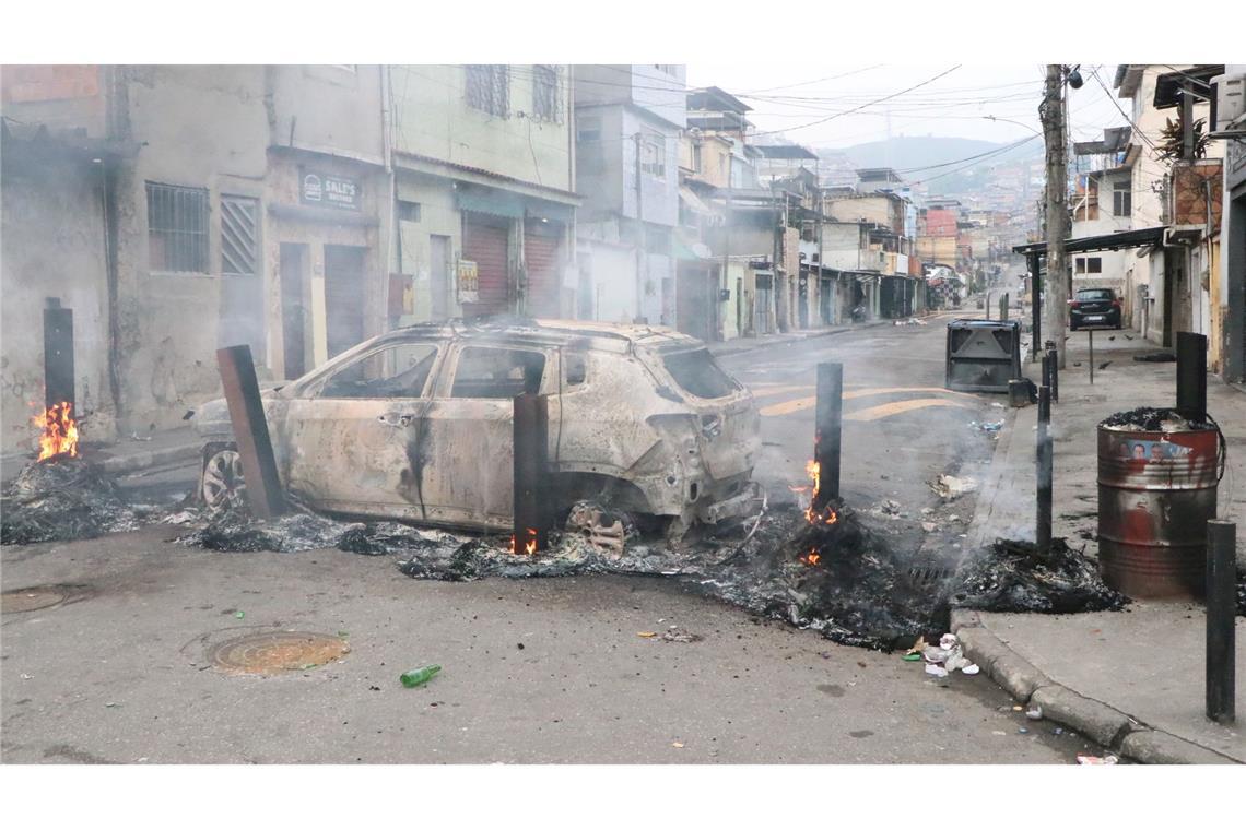 Schlag gegen Drogenbande: 64 Tote bei Polizeieinsatz in Rio Die Kriminellen steckten Barrikaden in Brand.