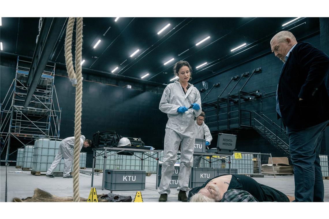 Die KTU-Leiterin Natalie Förster (Tinka Fürst) untersucht eine zweite Leiche. Auch hier ist der Fundort nicht Tatort. Bei dem Toten handelt es sich um den Opern-Schuhmacher und Death-Metal-Musiker Willi Köpke (Aljoscha Stadelmann).