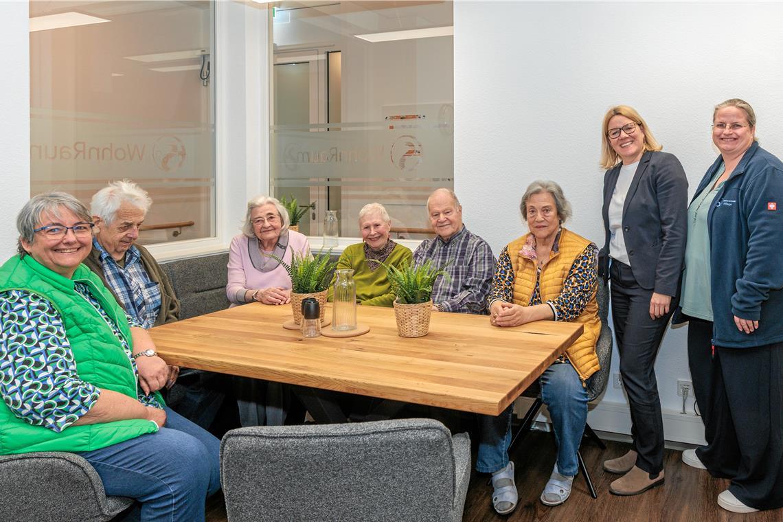 Die Küche hat sich als wichtiger Treffpunkt etabliert. Beim Rundgang geben Leitungsteam sowie Bewohnerinnen und Bewohner Einblick ins neue Angebot „Wohnraum“ (von links): Tina Pickermann, Walter Föll, Erika Mayer, Hella Wegener, Helmut Weisheit, Karin Lenz, Verena Ortmann und Alexandra Zieffle. Fotos: Stefan Bossow