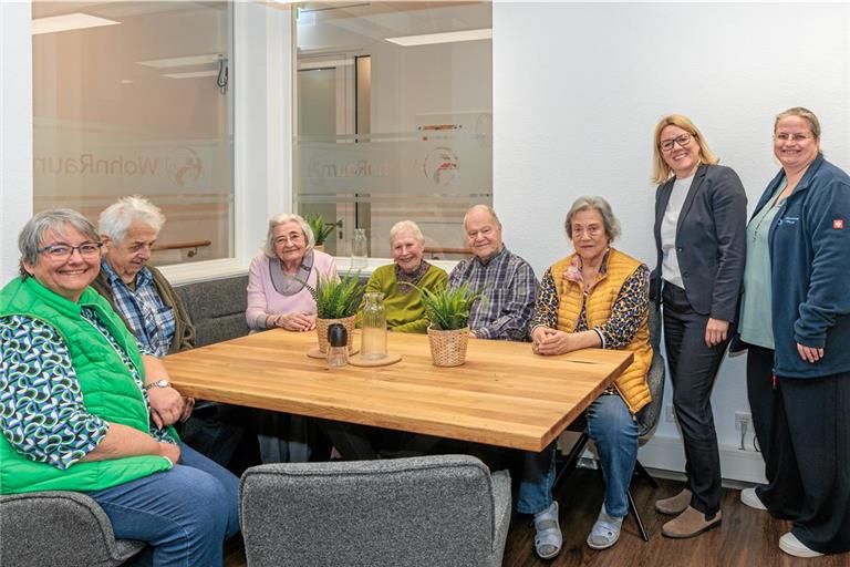 Die Küche hat sich als wichtiger Treffpunkt etabliert. Beim Rundgang geben Leitungsteam sowie Bewohnerinnen und Bewohner Einblick ins neue Angebot „Wohnraum“ (von links): Tina Pickermann, Walter Föll, Erika Mayer, Hella Wegener, Helmut Weisheit, Karin Lenz, Verena Ortmann und Alexandra Zieffle. Fotos: Stefan Bossow