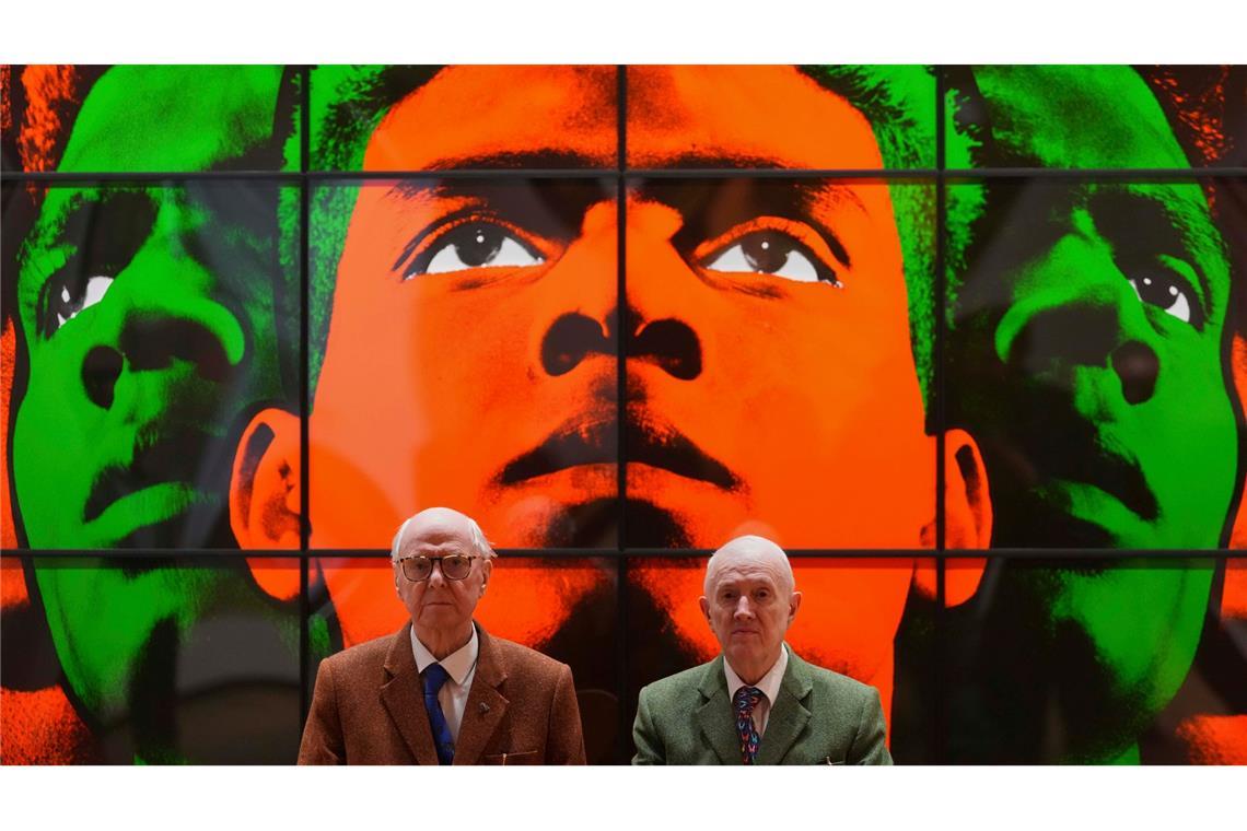 Bilder des Tages Die Künstler Gilbert & George posieren mit Kunstwerken in ihrer Ausstellung "DEATH HOPE LIFE FEAR..." in London.